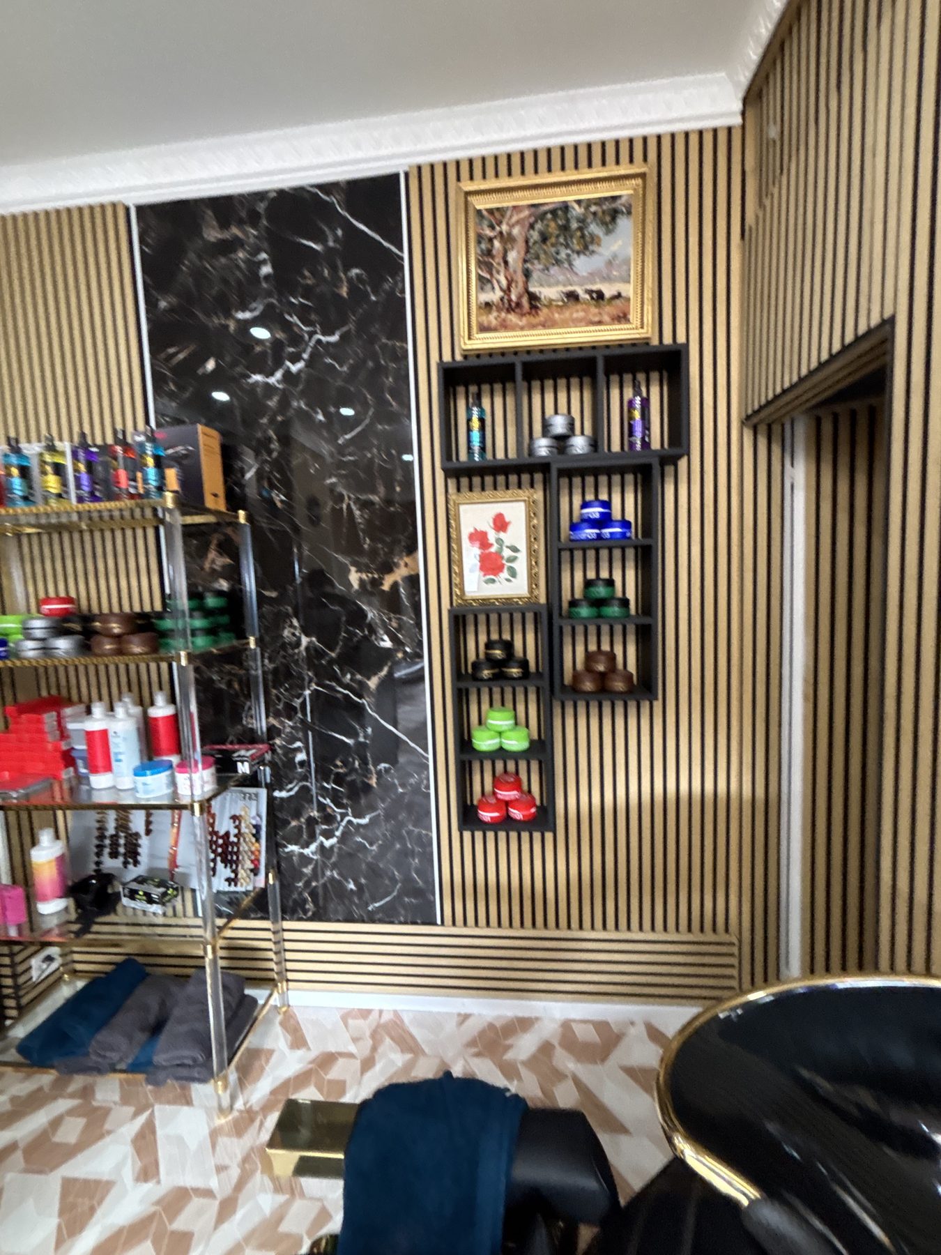 L'étagère de produits sur le mur de marbre