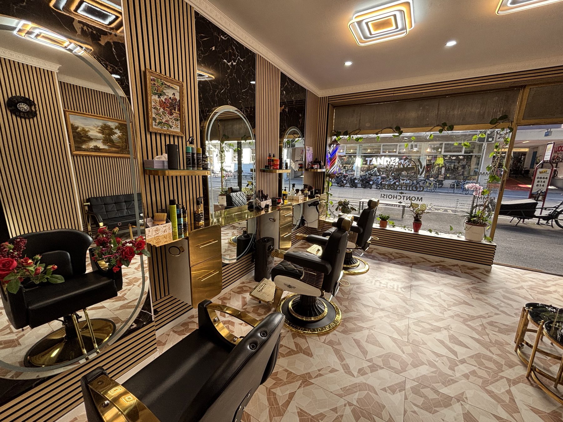 Le salon vu de l'intérieur, vers l'avenue