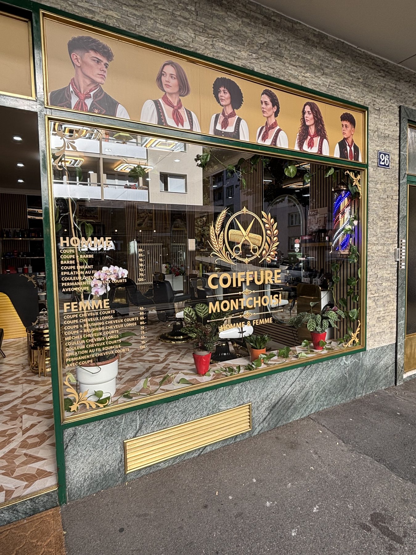 La vitrine du salon, cadre vert et emblème doré